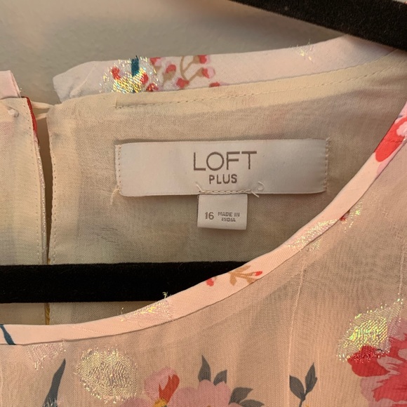 LOFT iridescent accent floral top - Picture 2 of 8